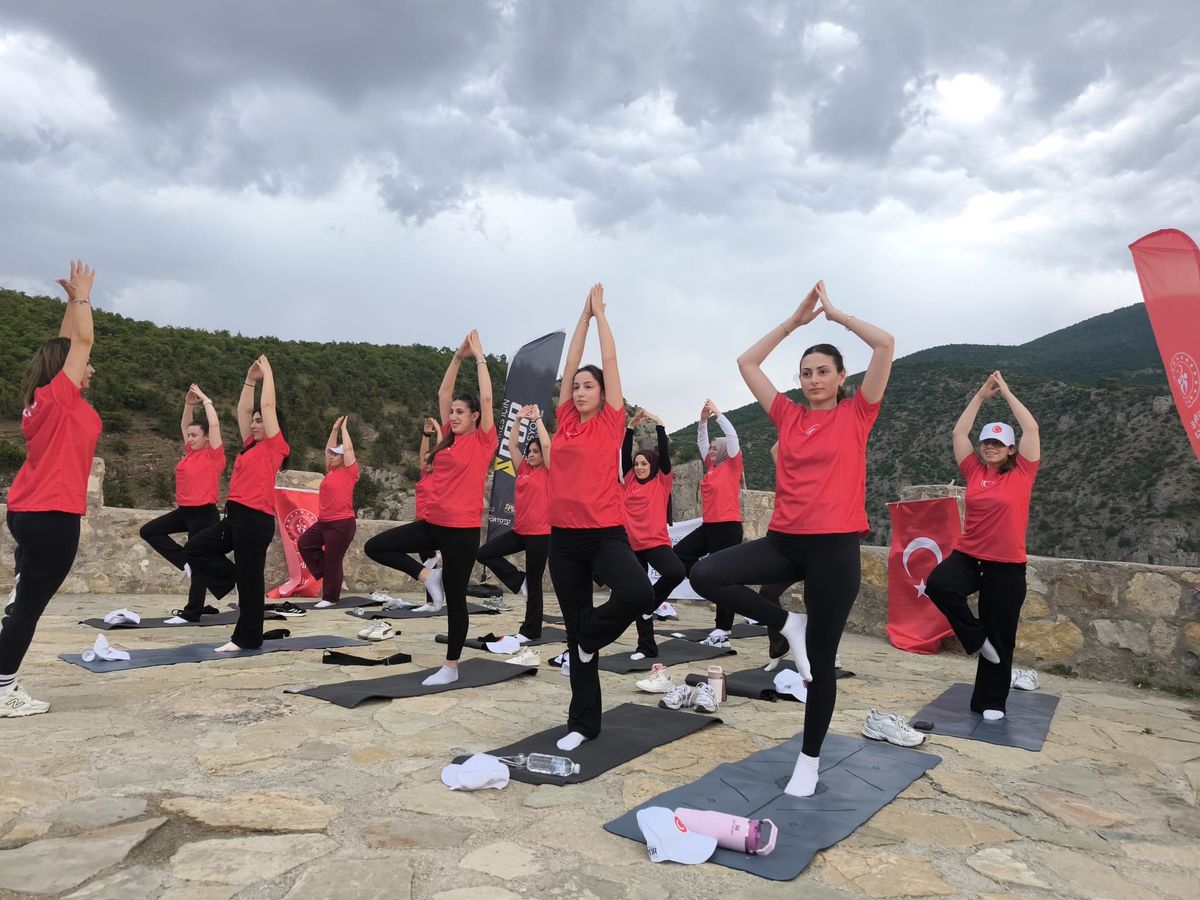 Cehennem Deresi Kanyonu'nda yoga yaptılar