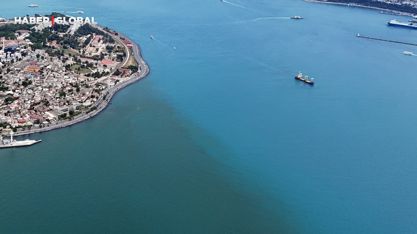 İstanbul Boğazı'nın rengi ikiye bölündü