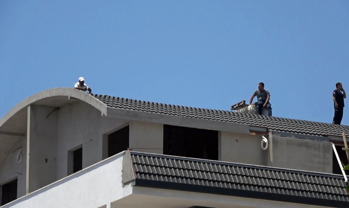 Alanya'da bunalıma girip çatıya çıkan şahsı polis ekipleri ikna etti