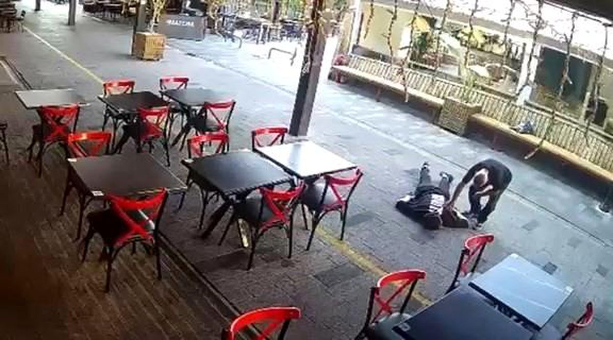 Yardım ediyormuş gibi yaptı, cüzdanını çaldı