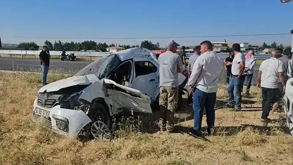 YKS yolunda korkunç kaza! TIR ile çarpışan otomobildeki 2 öğrenci yaralandı