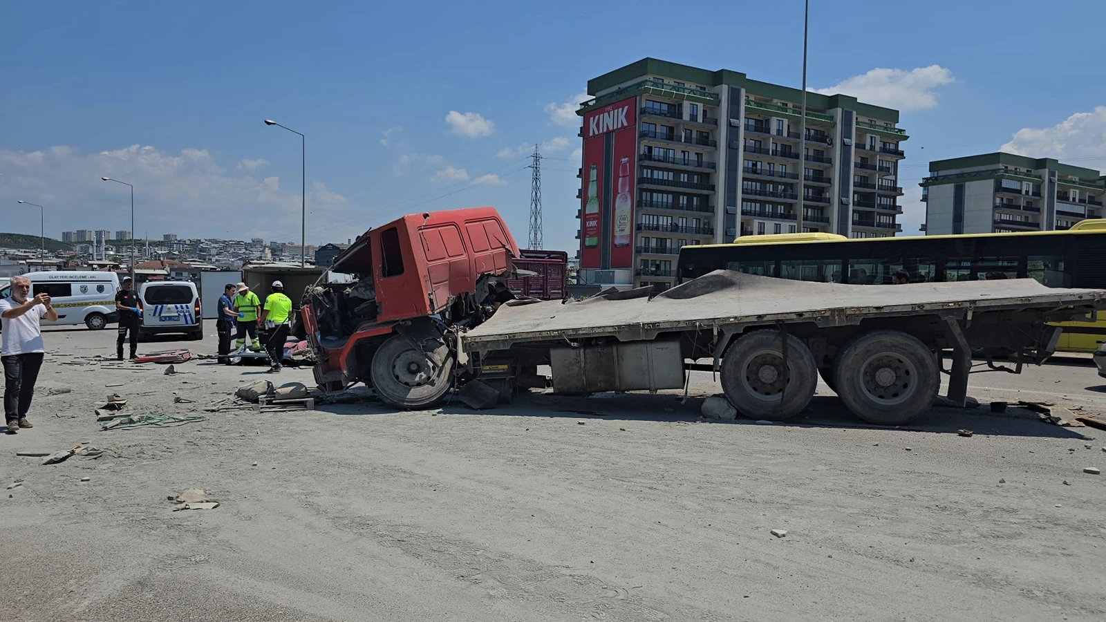 TIR, emniyet şeridinde park halindeki araçlara çarptı: 1 ölü, 1 yaralı