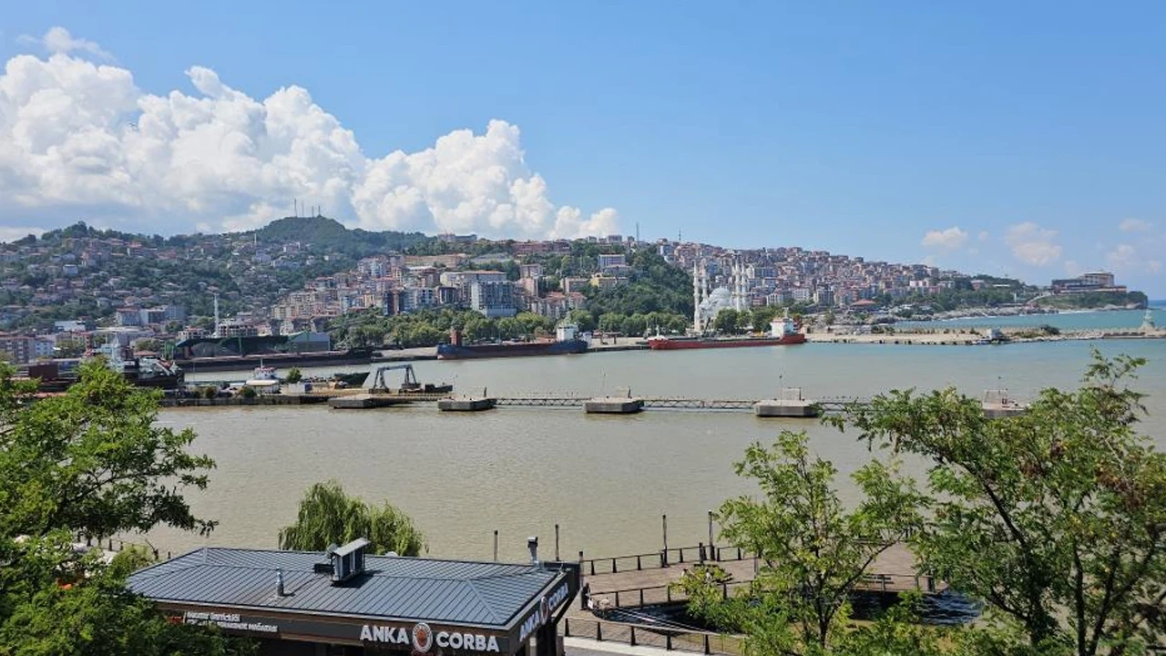 Zonguldak’ta sağanak yağış denizin rengini değiştirdi: Sahil çamura bulandı