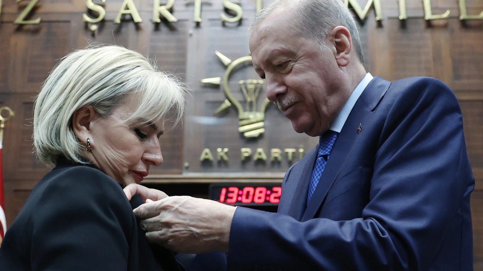 CHP'den istifa eden Nimet Özdemir AK Parti'ye katıldı