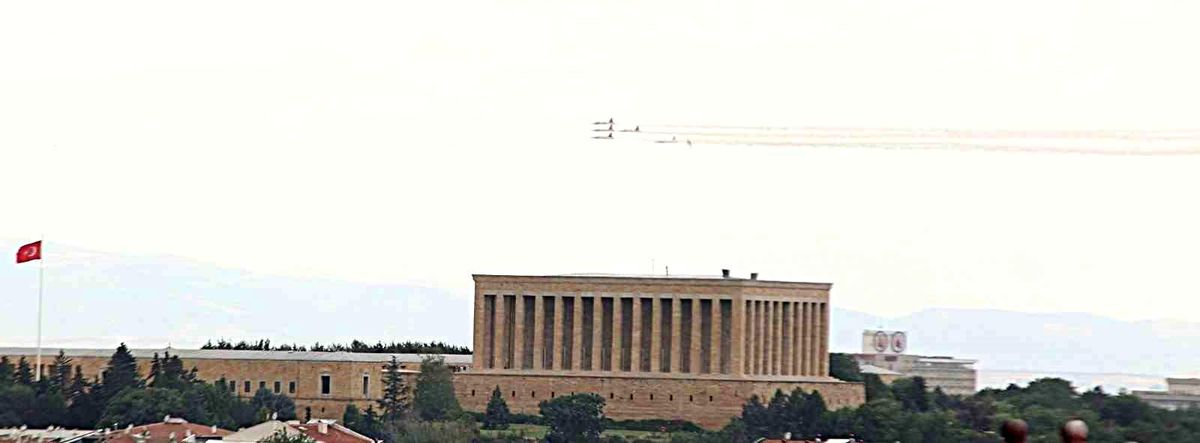Türk Yıldızları'ndan Ankara semalarında prova uçuşu