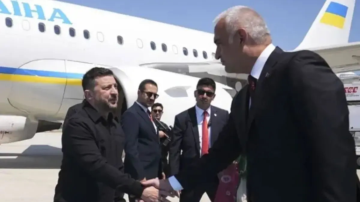 Bakan Ersoy, Zelenski'yi havalimanında karşıladı