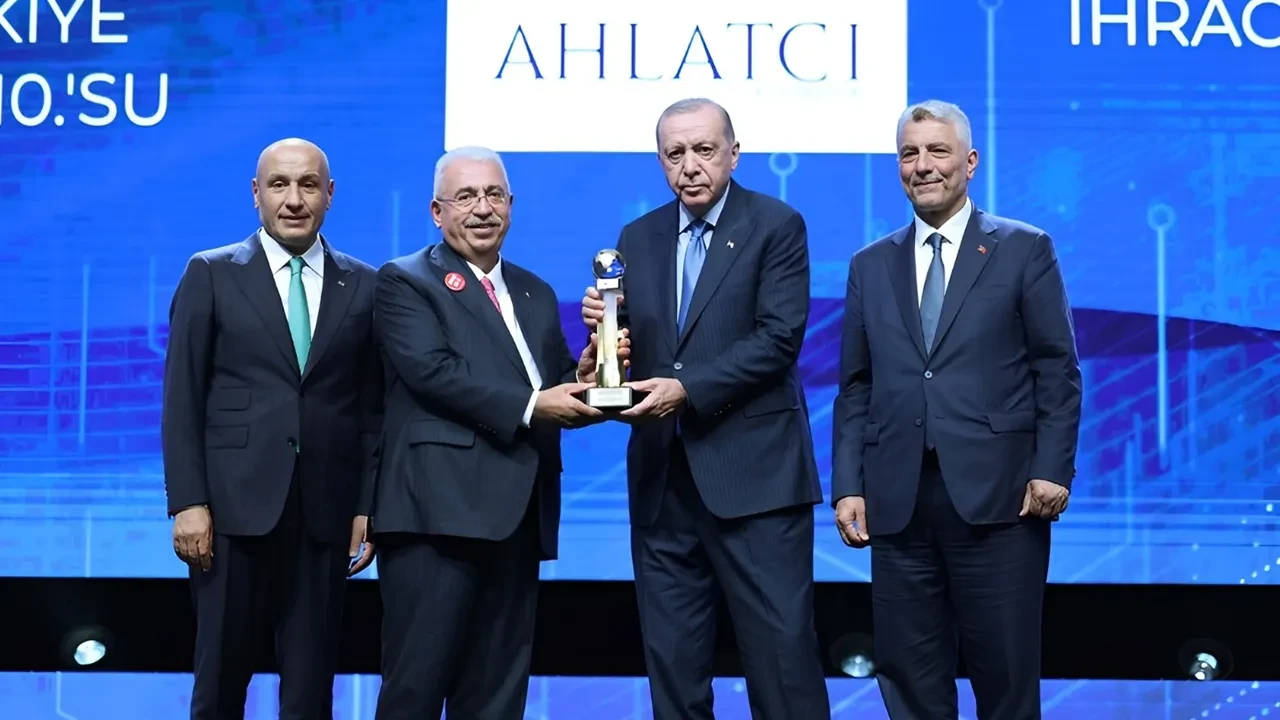Kuyumculuk Sektörü İhracat Şampiyonu Ahlatcı, ödülünü Cumhurbaşkanı Erdoğan’ın elinden aldı