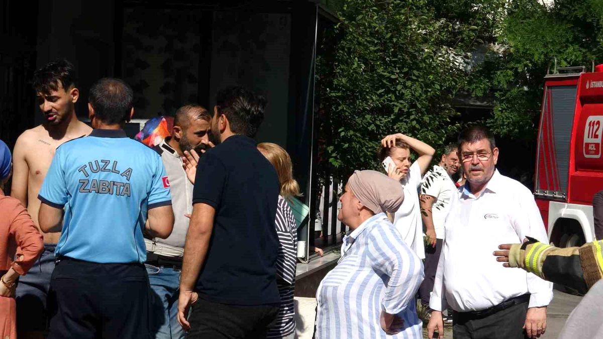 Tuzla'da korkutan çatı yangını