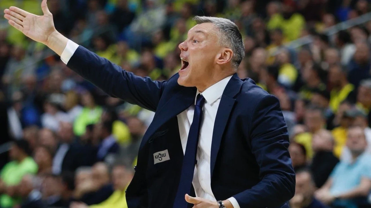 Fenerbahçe-Beşiktaş derbisi gergin başladı: Jasikevicius diskalifiye edildi