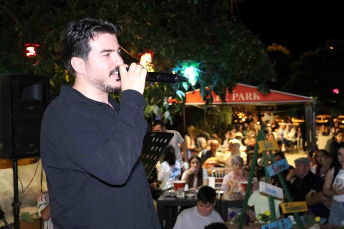 Oltu'da türkü dolu gece: Ceyhun Can konseri büyük ilgi gördü