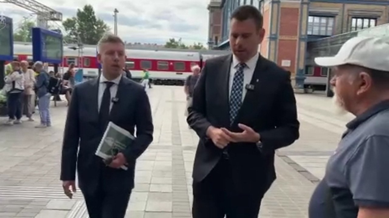 Başbakana canlı yayında tükürüklü saldırı! Her şey anbean kamerada
