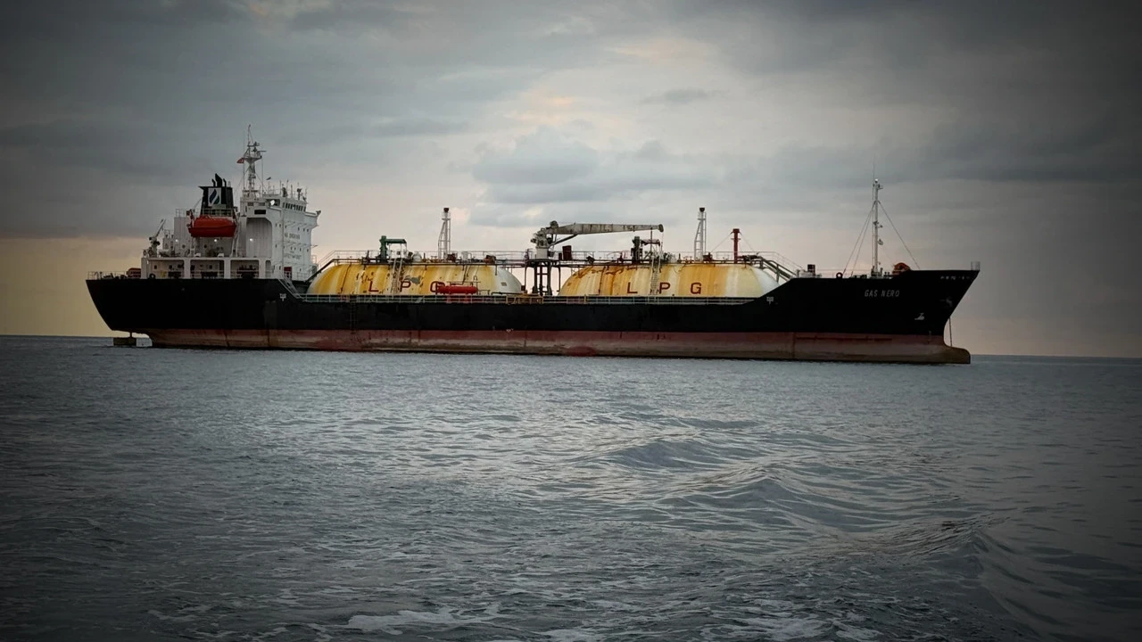 Alev alev yanan dev tanker Trabzon’a sığındı: Onarım sırası bekliyor