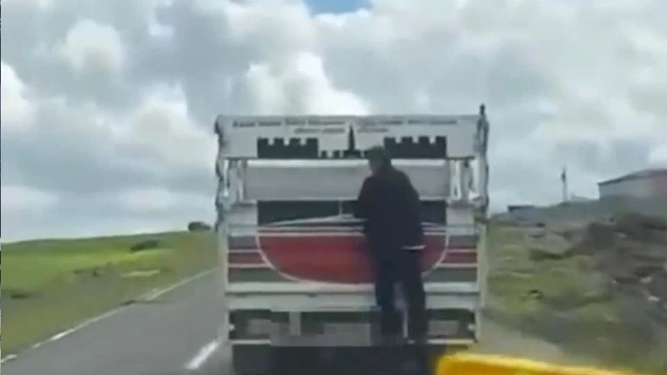 Şanlıurfa'da trafikte tehlikeli yolculuk: Kamyonetin arkasına tutunarak gitti
