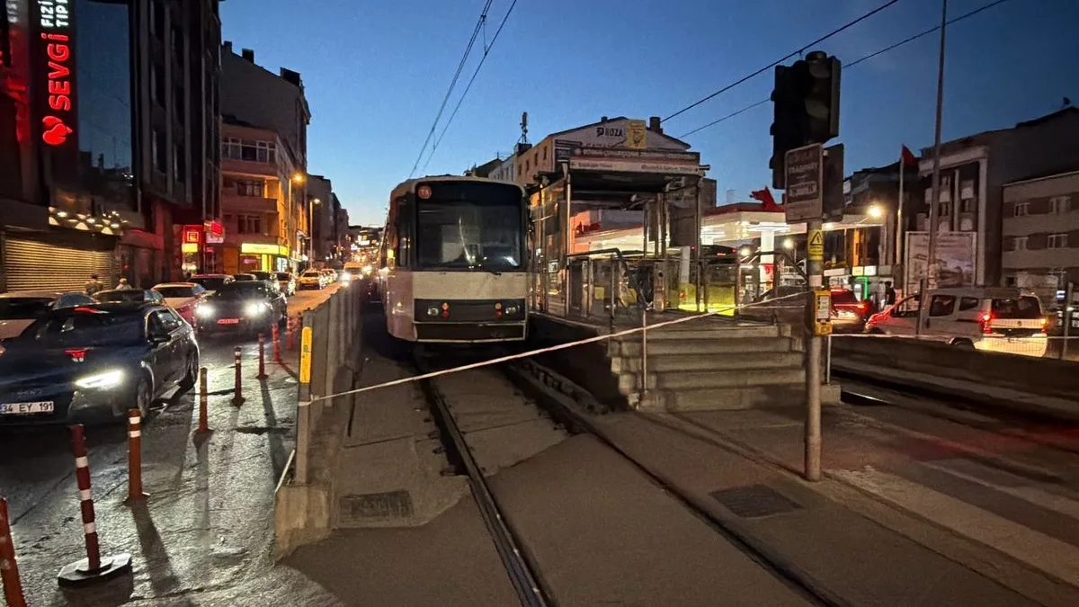 Bayrampaşa'da tramvay durağında trafo patlaması!