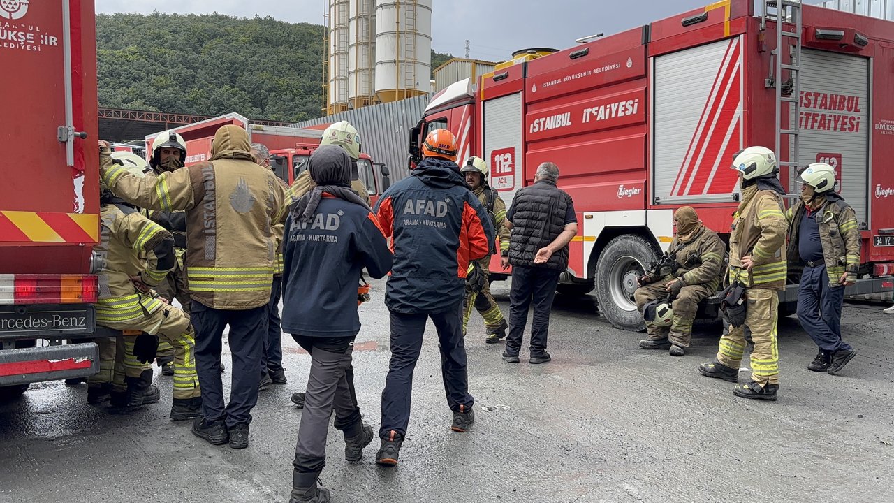 İstanbul'da fabrikada kimyasal tepkime! İşçiler tahliye edildi, ekipler özel kıyafetle içeri girdi