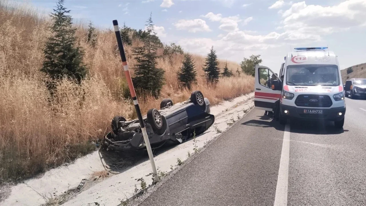 Bozüyük yolunda korkutan kaza: Otomobil su kanalına devrildi