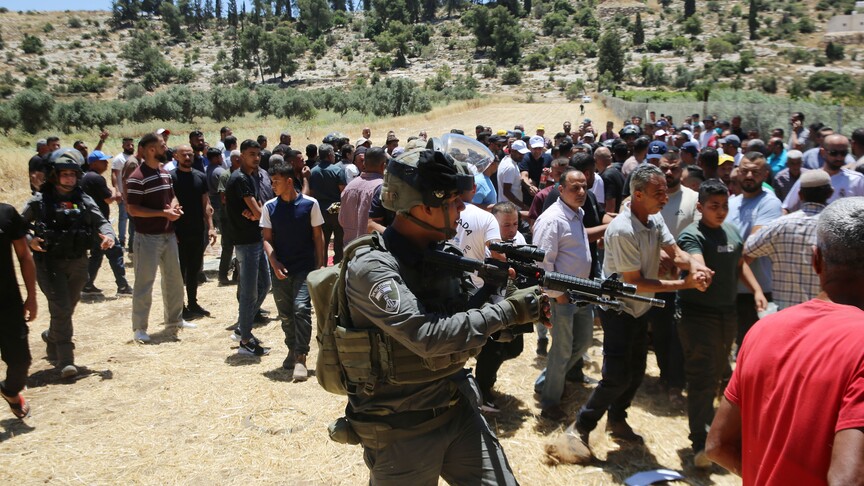 İsrail ordusu, Batı Şeria'da düzenlediği baskınlarda bir Filistinliyi yaraladı, bir kişiyi gözaltına aldı