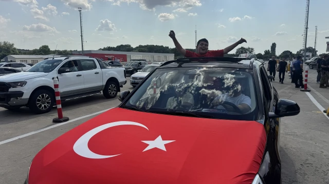 Avrupa'dan Türkiye'ye akın eden gurbetçiler Edirne sınır kapılarını bayram yerine çevirdi