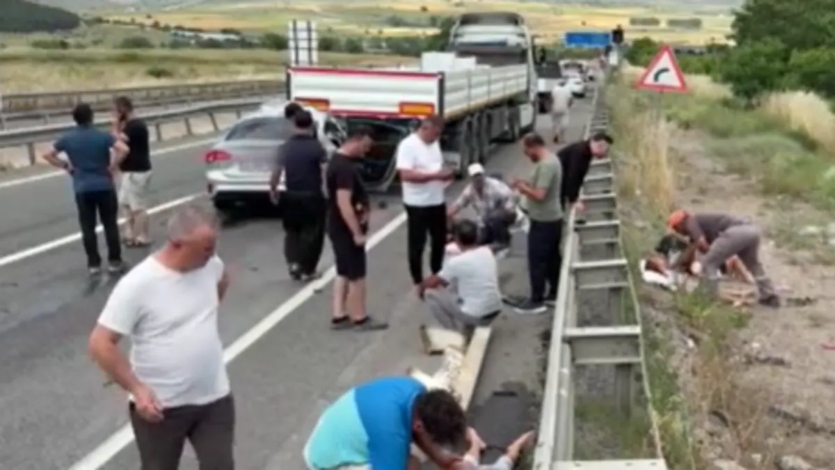SON DAKİKA | Karabük'te feci kaza: Otomobil TIR'a ok gibi saplandı! 1 ölü, 7 yaralı
