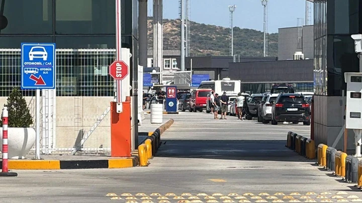 Edirne'den Yunanistan'a açılan sınır kapılarında giriş ve çıkışlar durdu
