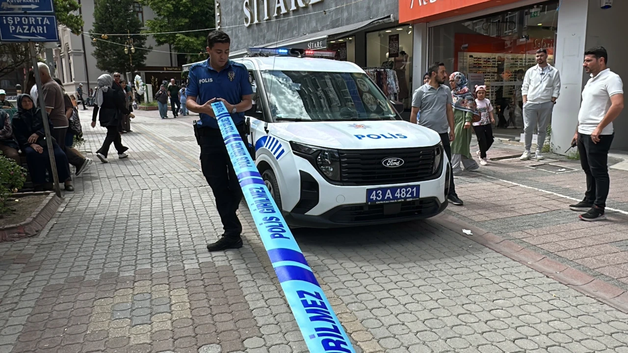 Husumetlileriyle tartışırken kurusıkı tabanca elinde patladı
