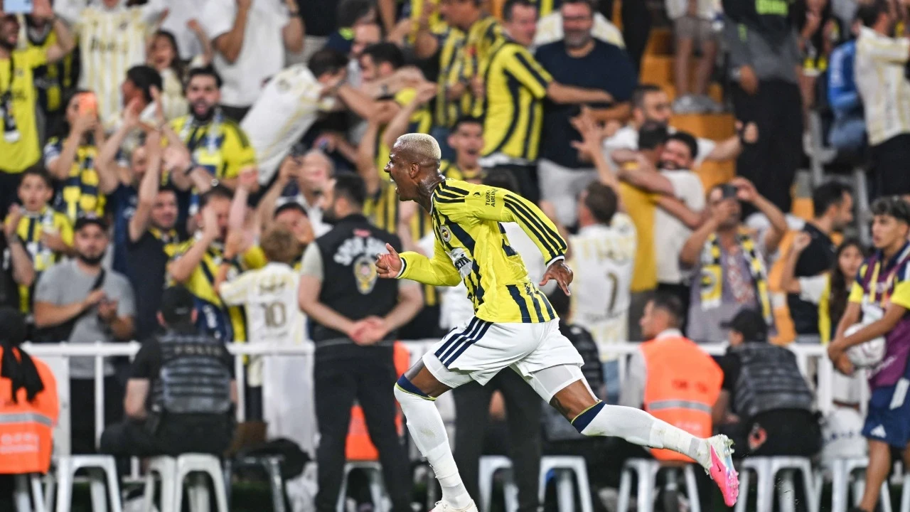 Fenerbahçe-Gornik Zabrze maçı Türkiye'yi ekrana kilitledi! Futbolseverler tv100'de futbola doydu
