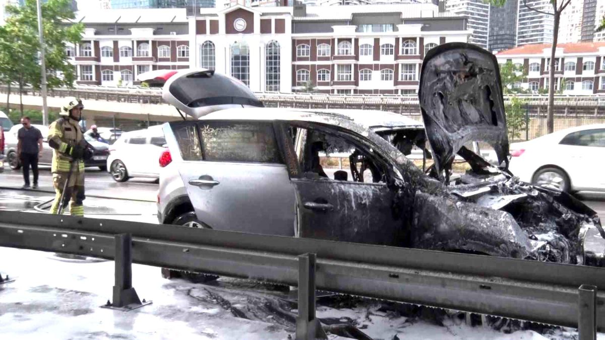 Üsküdar'da alev alev yanan SUV kullanılamaz hale geldi