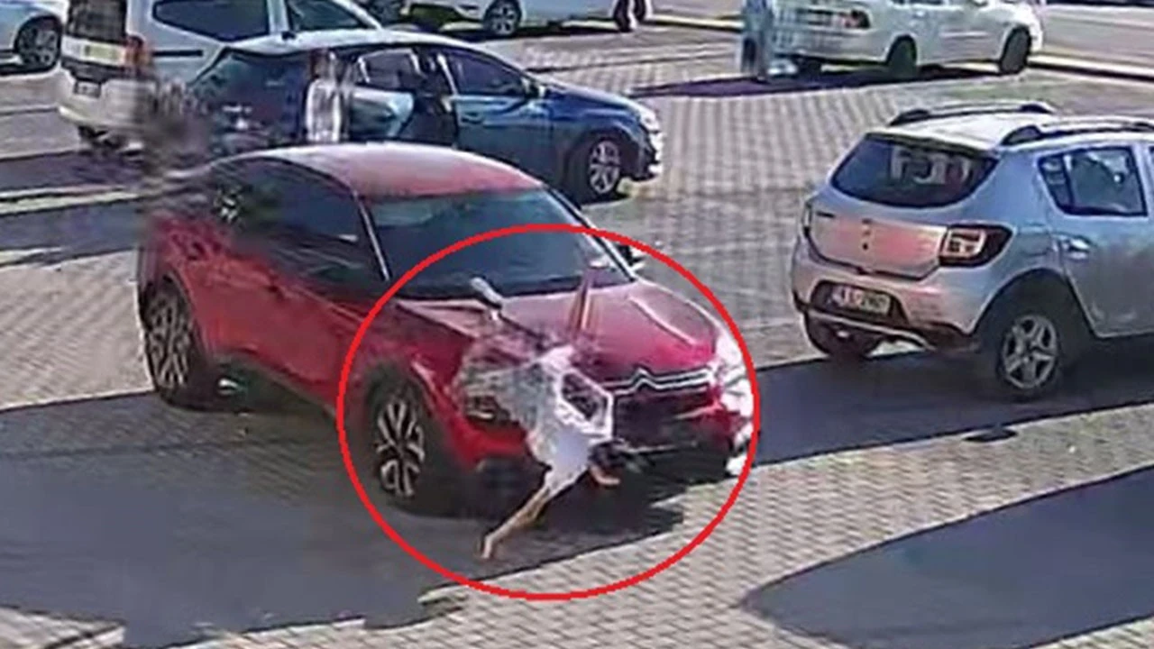 Bir anda yola fırladı: 9 yaşındaki çocuğa otomobil çaptı