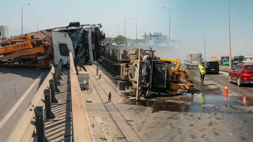 Yan yattı… Beton pompası kamyonu üst geçitte asılı kaldı