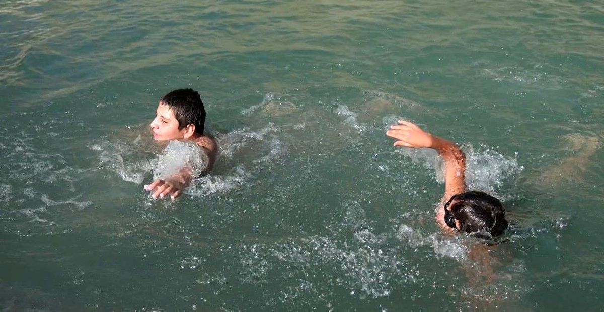Erzincan'da çocuklar dere üzerinde oluşturdukları doğal havuzda serinliyor