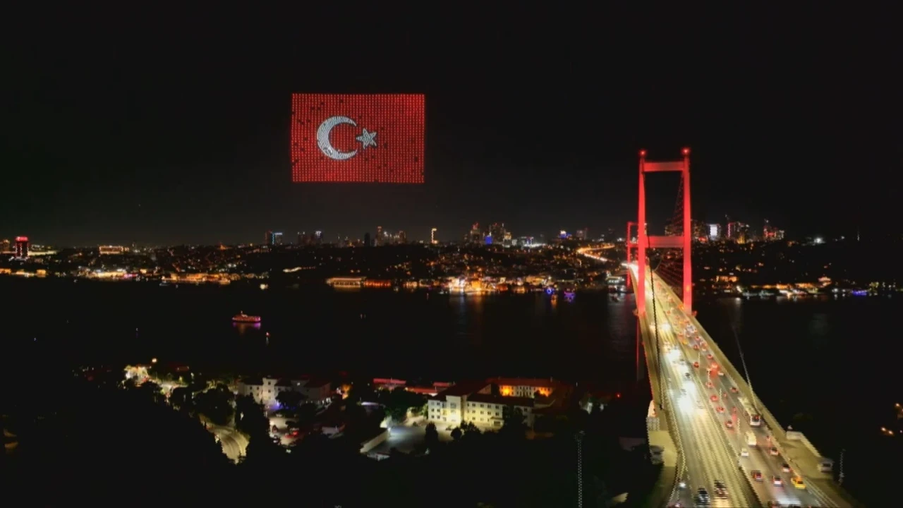 15 Temmuz Demokrasi ve Milli Birlik Günü nedeniyle Şehitler Köprüsü'nde dron gösterisi gerçekleştirildi