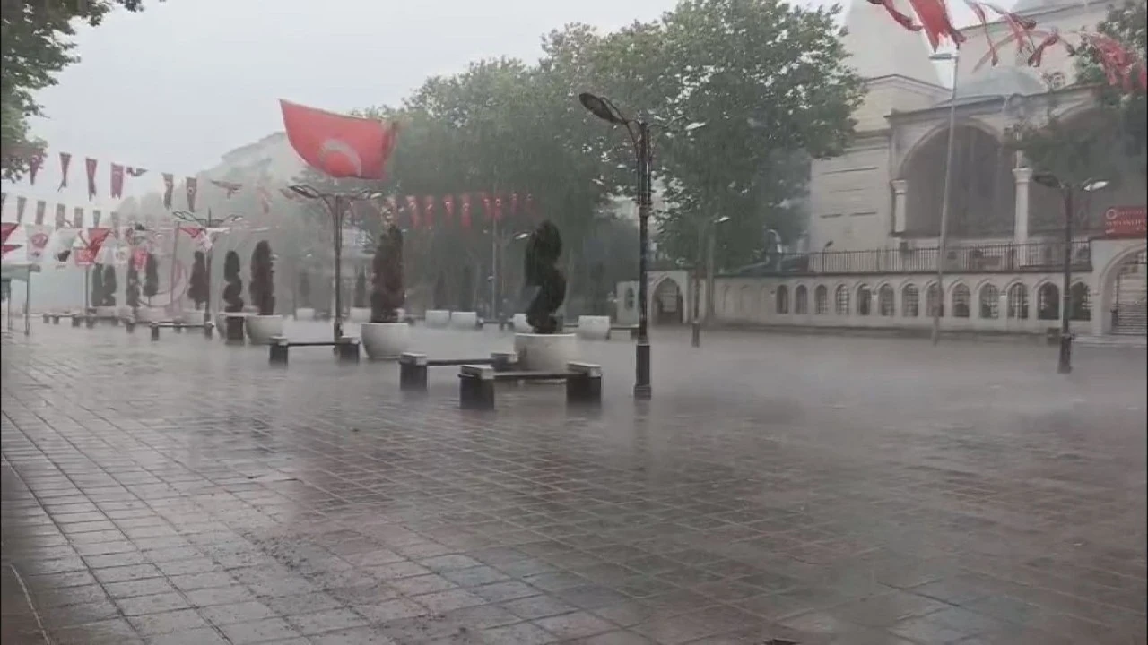 AKOM uyarmıştı! İstanbul'u sağanak vurdu: Caddeler su içinde kaldı, trafik vardı