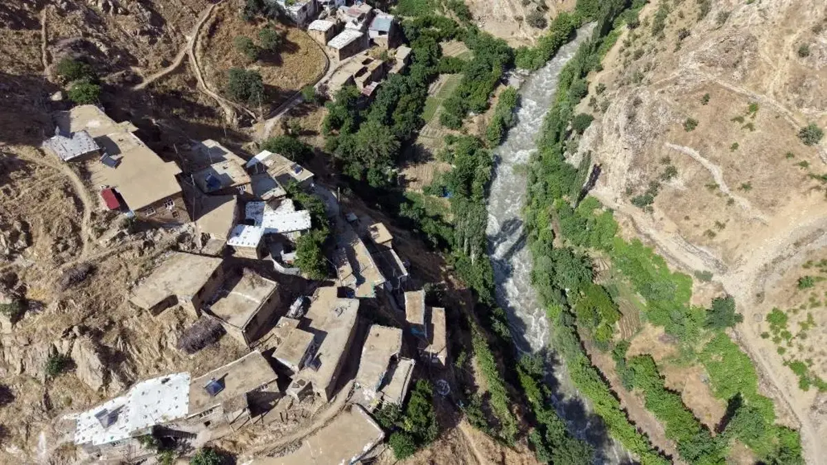 Görenler İsviçre sanıyor ama burası Bitlis: 300 yıldır tek bir taşı bile yerinden oynamadı, şimdi ziyaretçi akınına uğruyor!
