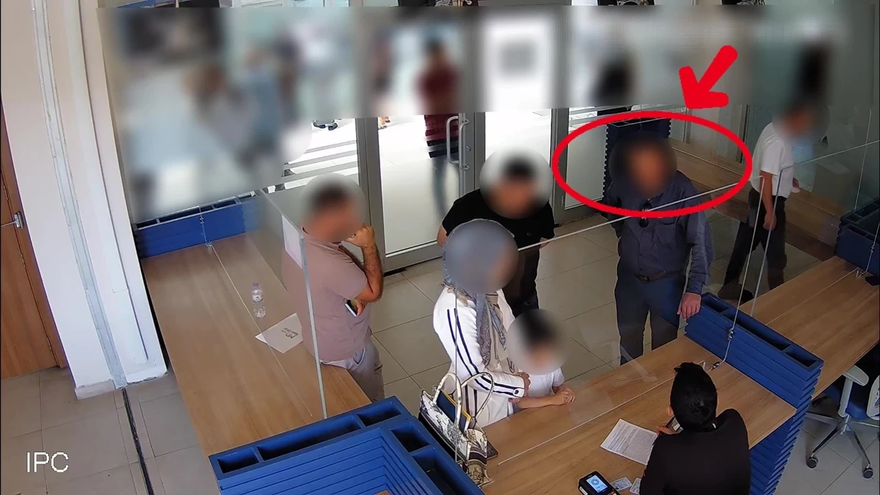 Sahte kimlikle başkasının evini sattılar