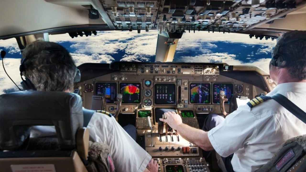 Pilot kriz geçirdi: Yolcular koltuğa bağladı