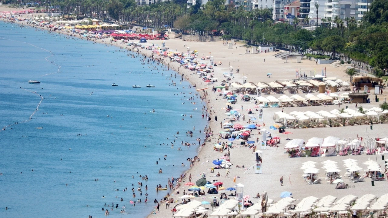 Termometreler 39'u gösterdi, vatandaşlar denize koştu