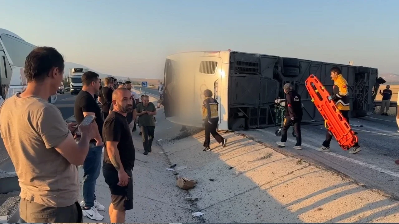 Kütahya'da can pazarı: Yolcu otobüsü devrildi! Çok sayıda yaralı var