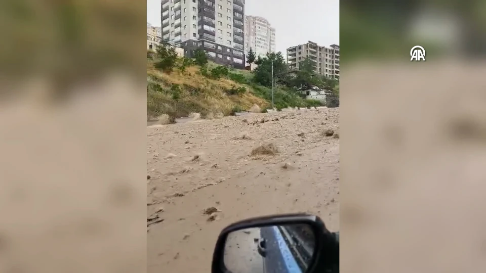 Ankara'da Sağanak ve Dolu Yağışı: Cadde ve Sokaklar Göle Döndü