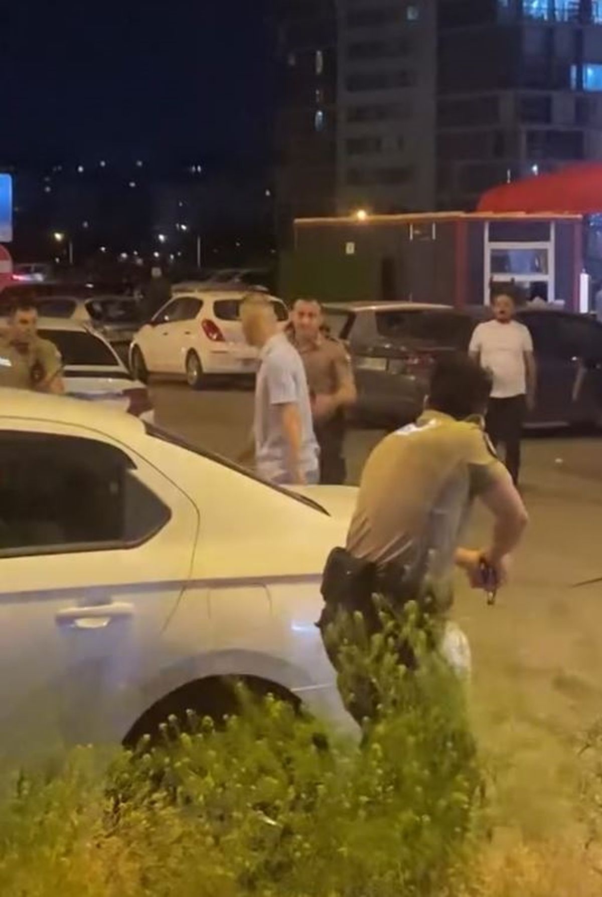 Kesici aletle bekçilere saldıran şüpheli, bacağından vurularak yakalandı