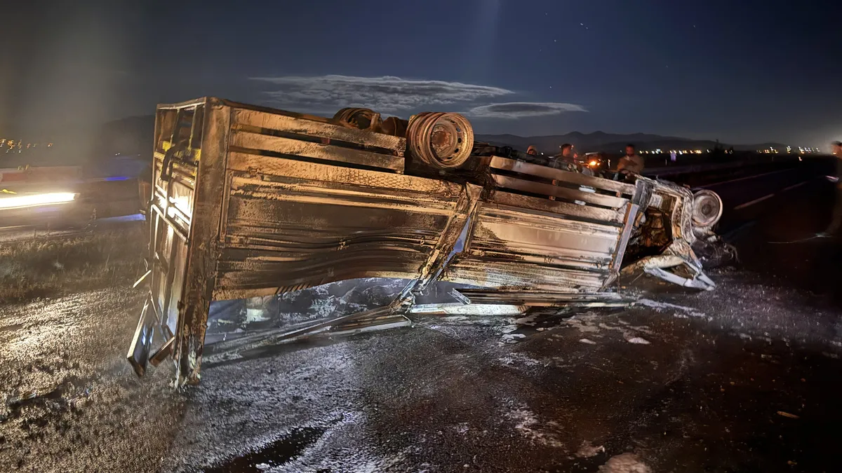 Niğde'de feci kaza! Traktöre çarpan kamyonet alev aldı: 3 yaralı