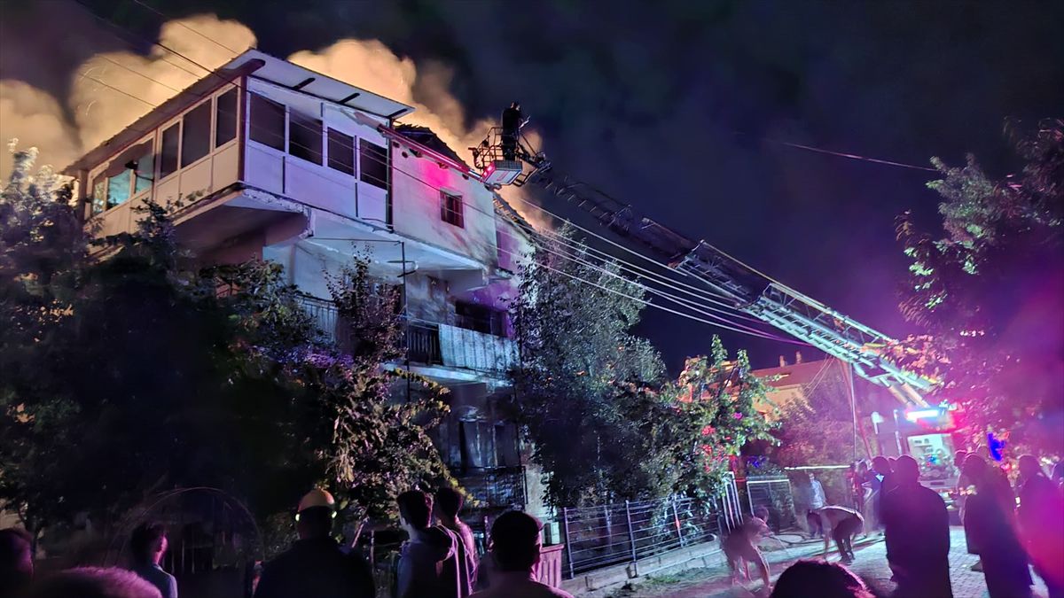 Banaz'da evin çatısında çıkan yangın söndürüldü