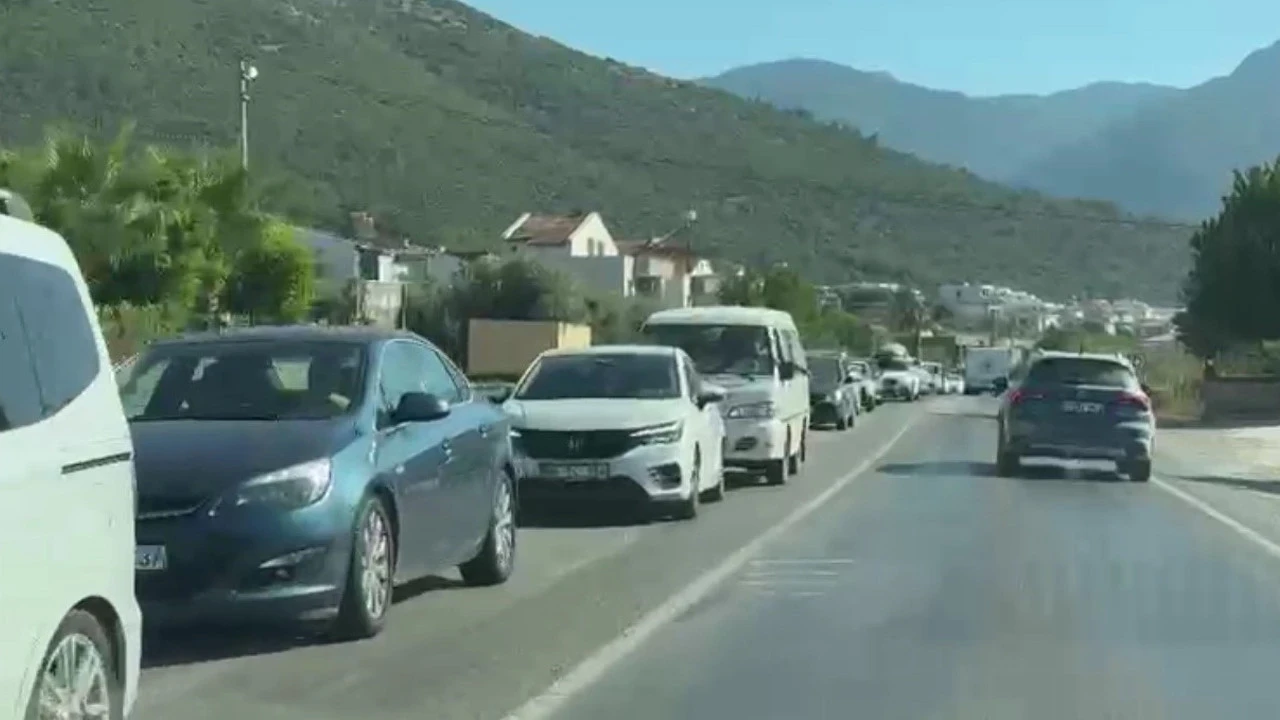 Kuşadası'nda hafta sonu çilesi: Kilometrelerce kuyruk oluştu
