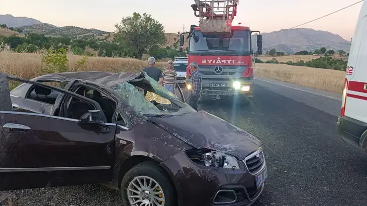 Diyarbakır'da takla atan otomobildeki anne ve oğlu öldü, 4 kişi yaralandı
