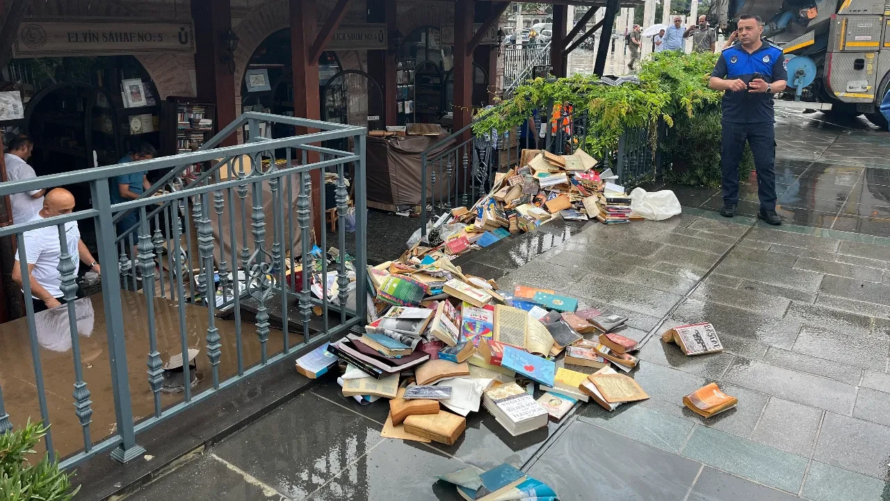Üsküdar Sahaflar Çarşısı’nı yağmur vurdu: Yüzlerce kitap kullanılamaz hale geldi