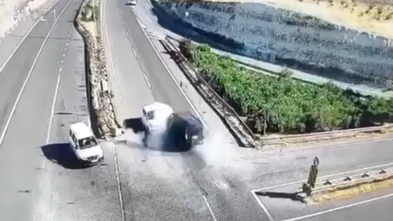 Şanlıurfa'da 3 kişinin öldüğü feci kaza kameralara yansıdı