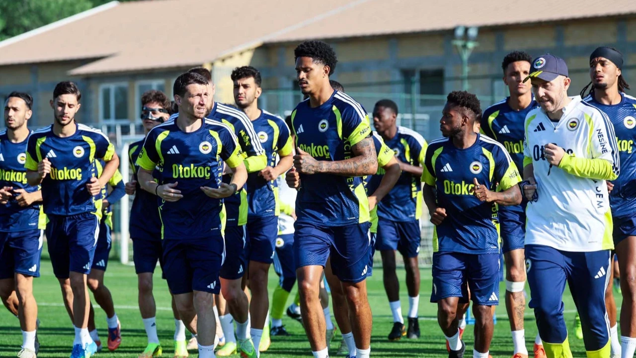 Fenerbahçe’nin 36 kişilik kamp kadrosu belli oldu! Sürpriz karar duyuruldu! Yeni transfer İstanbul’da bırakıldı!