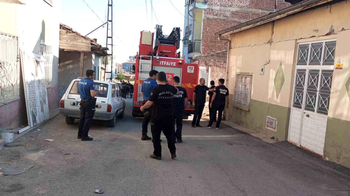 Depremde iki katlı müstakil evde kısmi göçük