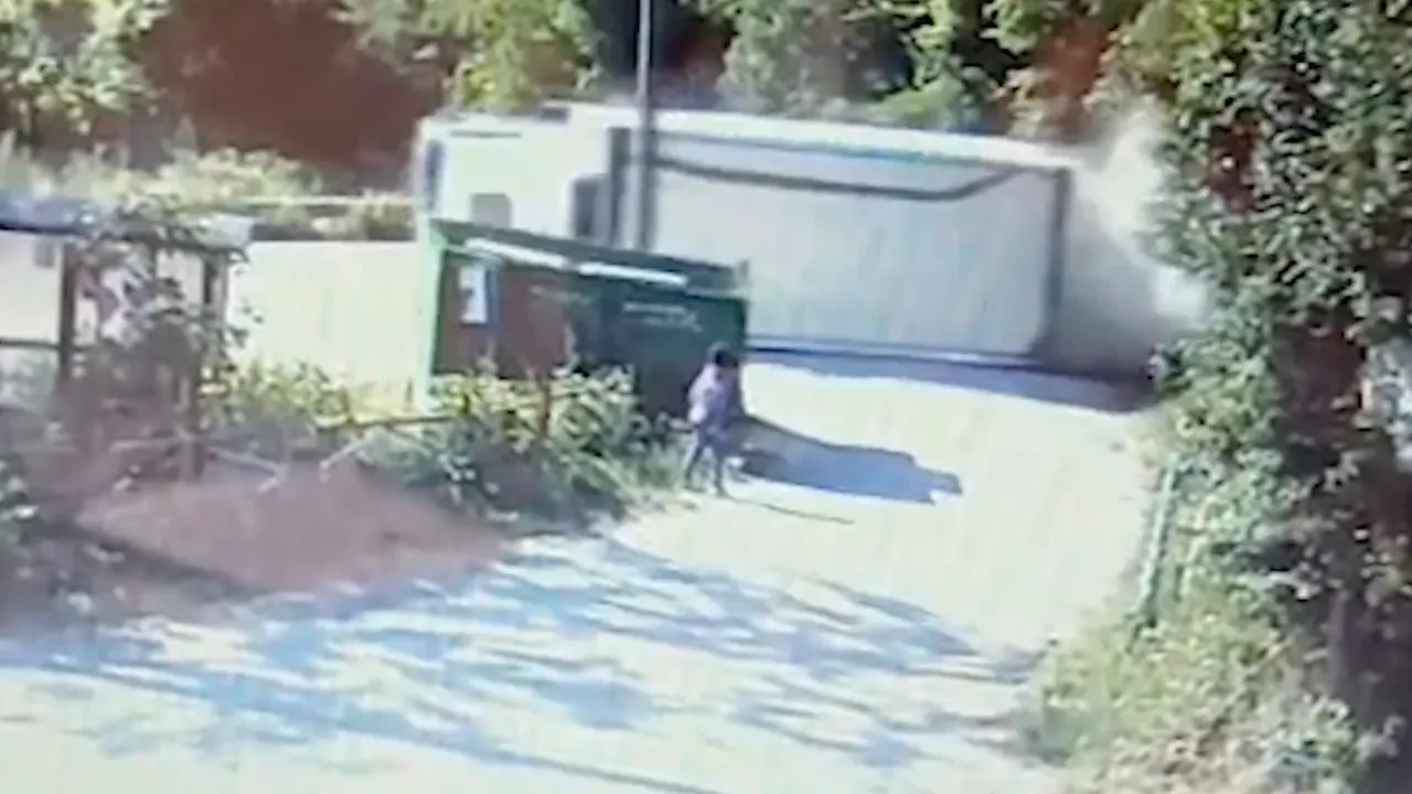 Freni boşalan kamyon devrildi, öğrenci saniyelerle kurtuldu: O anlar kamerada!