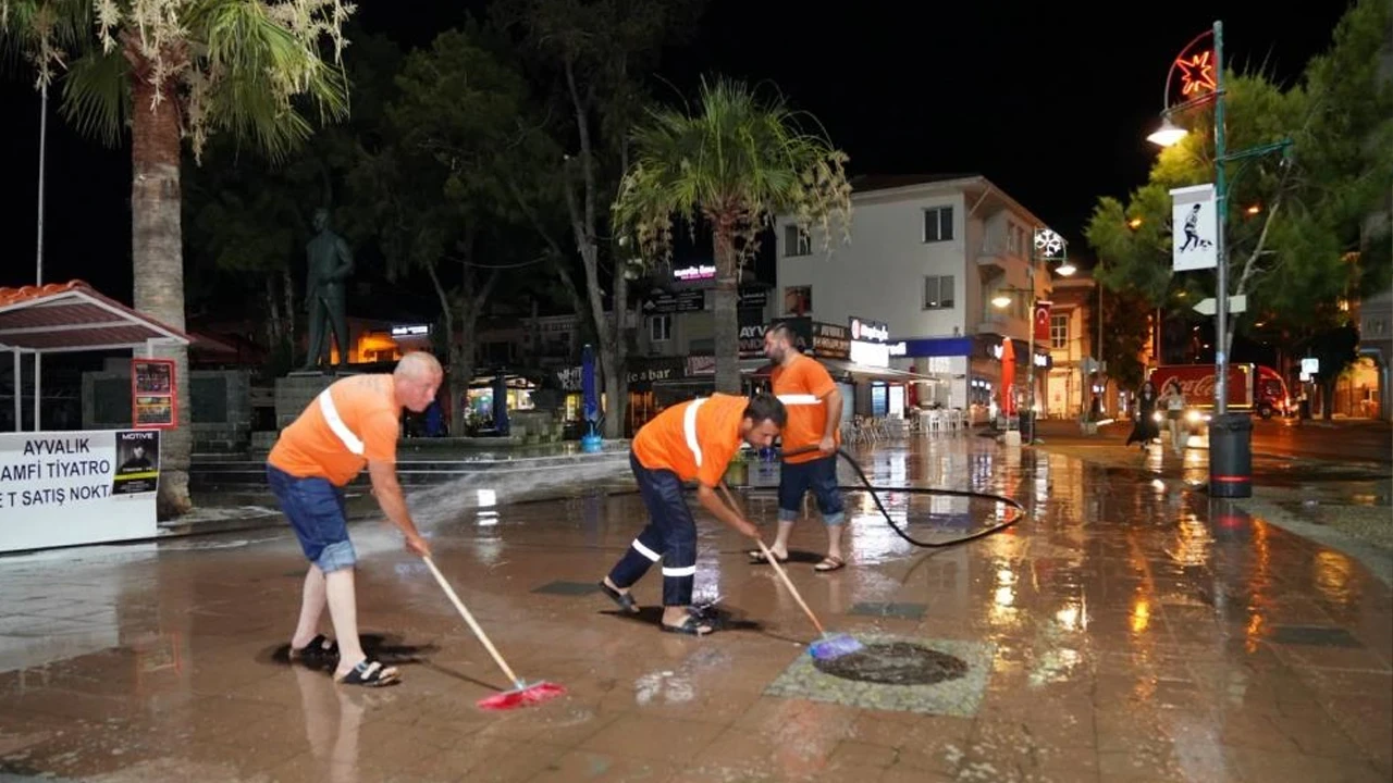 Ayvalık'ta kapsamlı temizlik: Meydan ve caddeler köpüklü suyla yıkandı