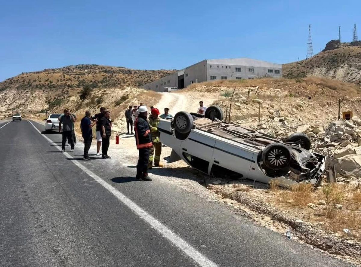 Mardin'de otomobil takla attı: 2 yaralı